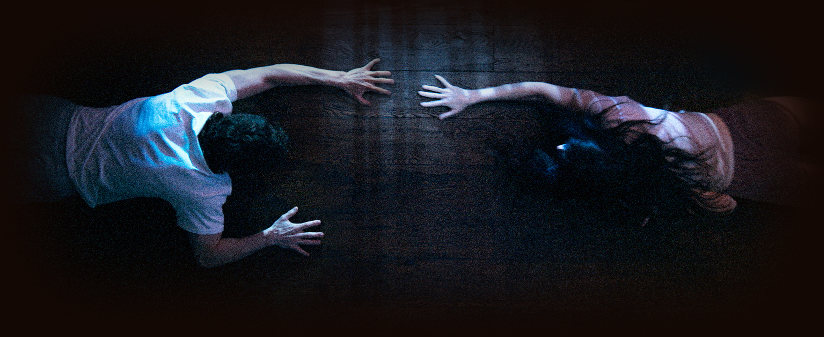 手を伸ばして地べたを這いつくばっている2人。まるで磁石のように引っ張られている。