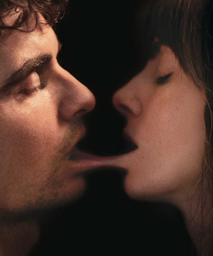 お互いの唇がくっついて伸びているビジュアル